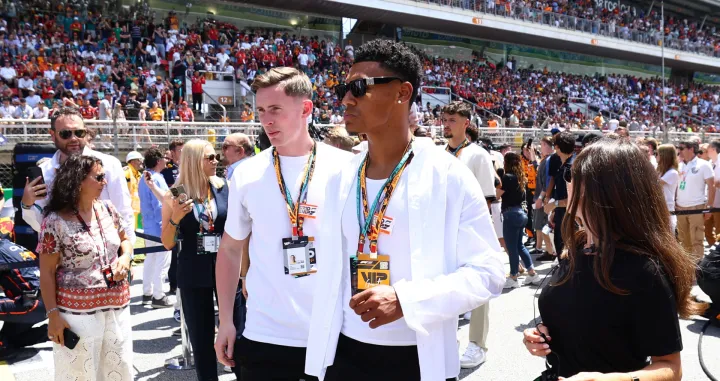 Ollie Watkins na utrci Formule 1 (FOTO: REUTERS/Albert Gea)