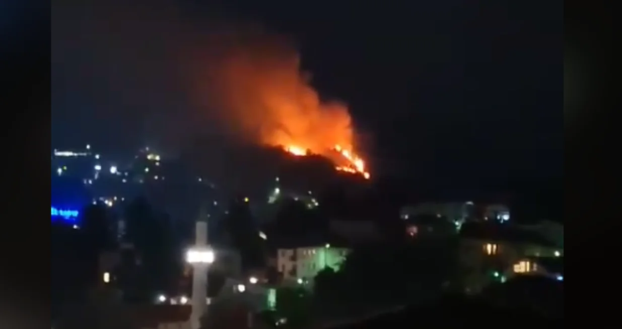 Požar kod Bijele tabije: Vatrogasci na terenu, uzrok vatromet/Screenshot