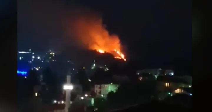 Požar kod Bijele tabije: Vatrogasci na terenu, uzrok vatromet/Screenshot