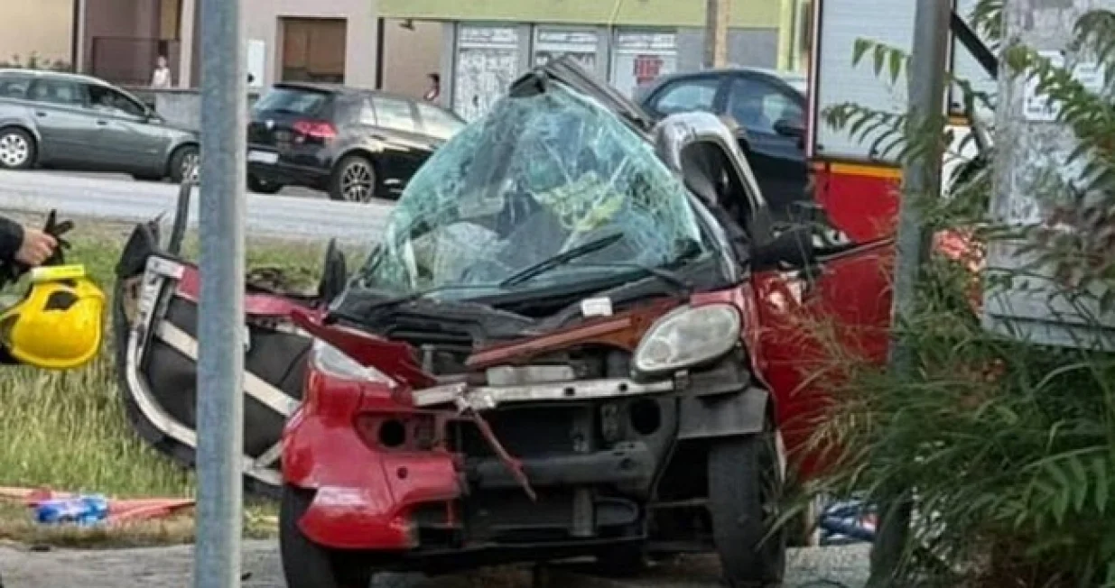 Vatrogasci su morali sjeći vozilo da bi došli do putnika/Instagram/