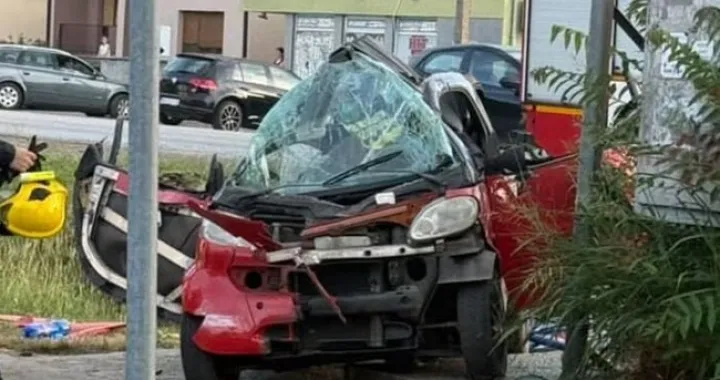 Vatrogasci su morali sjeći vozilo da bi došli do putnika/Instagram/