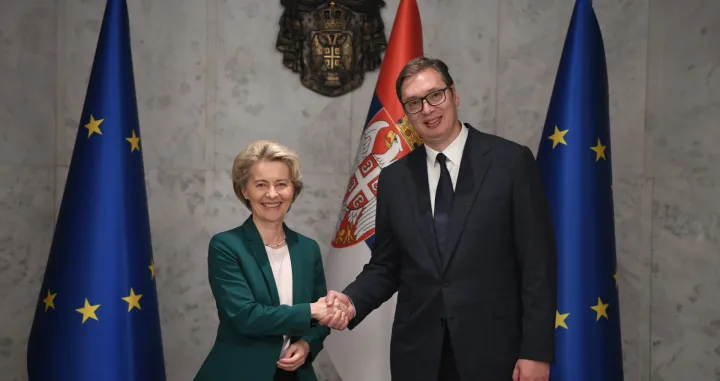 epa10271908 Serbian President Aleksandar Vucic (R) and European Commission President Ursula von der Leyen (L) shake hands before their meeting in Belgrade, Serbia, 28 October 2022. European Commission President von der Leyen is on an official visit to Serbia. EPA/DIMITRIJE GOLL EDITORIAL USE ONLY/NO SALES/Dimitrije Goll