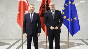 Fuat Oktay i Igli Hasani/