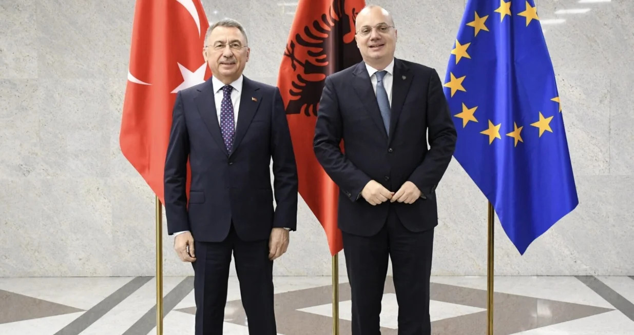 Fuat Oktay i Igli Hasani/