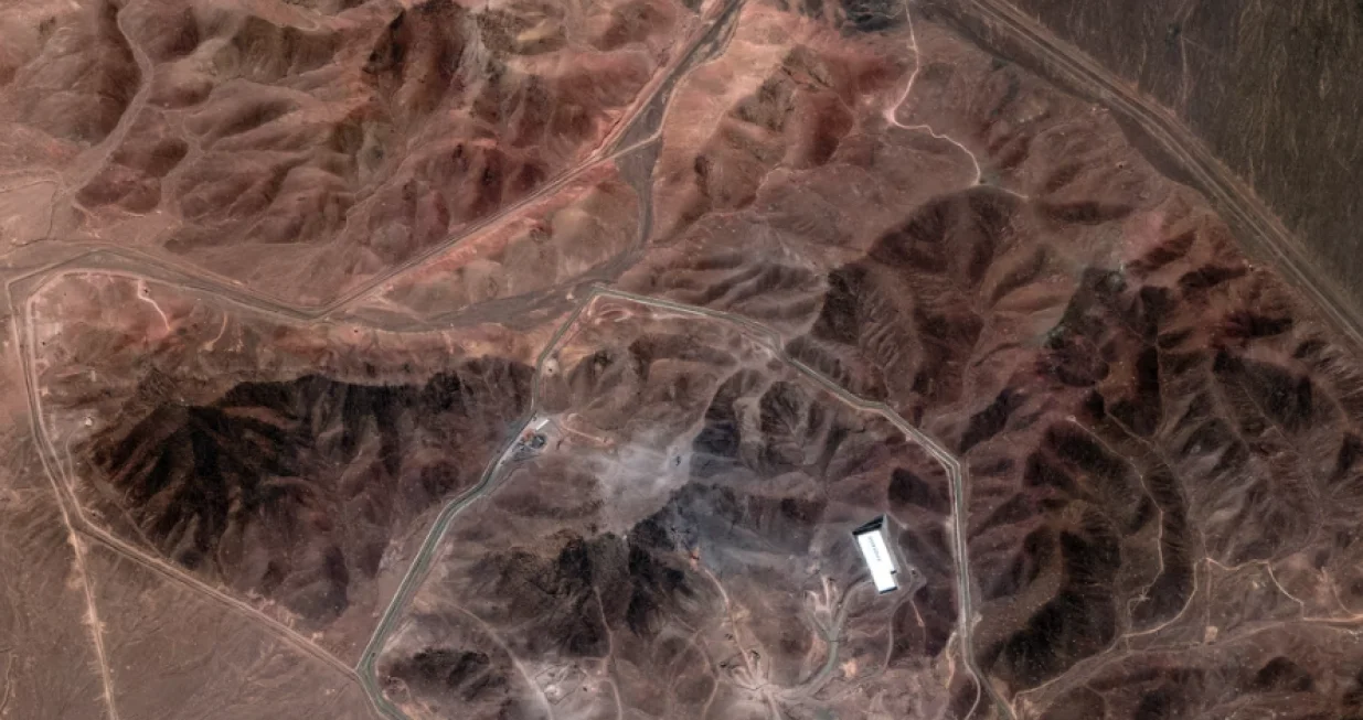 Satelitski snimci iranskog postrojenja za obogaćivanje urana Fordow prikazuju vozila, opremu za iskopavanje i dizalicu, s kontinuiranom aktivnošću u blizini kratera uzrokovanih američkim napadima prošle sedmice. Maxar Technologies/Maxar Technologies