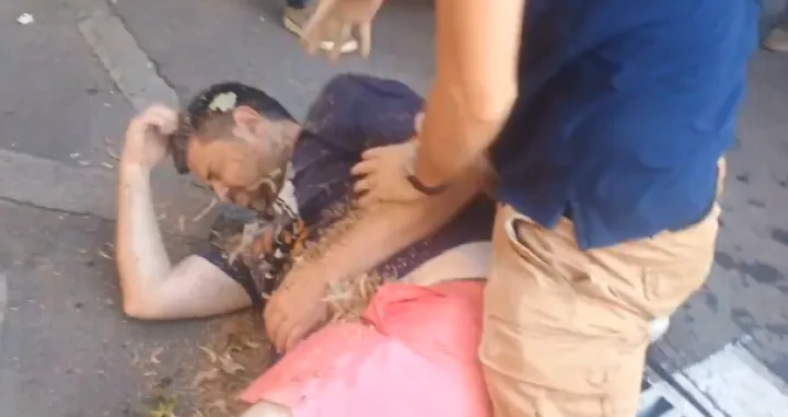 Građani savladali muškarca koji ih je udarao motkom, protesti u Beogradu, Srbija, studentski protesti/Prtsc