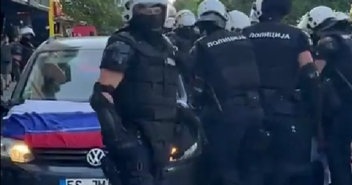 Novi Sad, policija, razbijanje stakala na automobilu, privođenje demonstranta, studentski protesti, Srbija/Prtsc