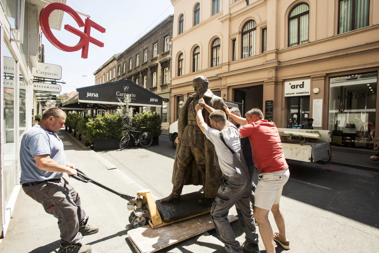 Foto © Mario KuceraPostav izlozbe Sjecanje na pobjedu - Trg marsala Tita 2025Galerija Forum Zagreb/