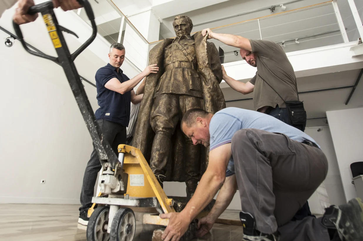 Foto © Mario KuceraPostav izlozbe Sjecanje na pobjedu - Trg marsala Tita 2025Galerija Forum Zagreb/