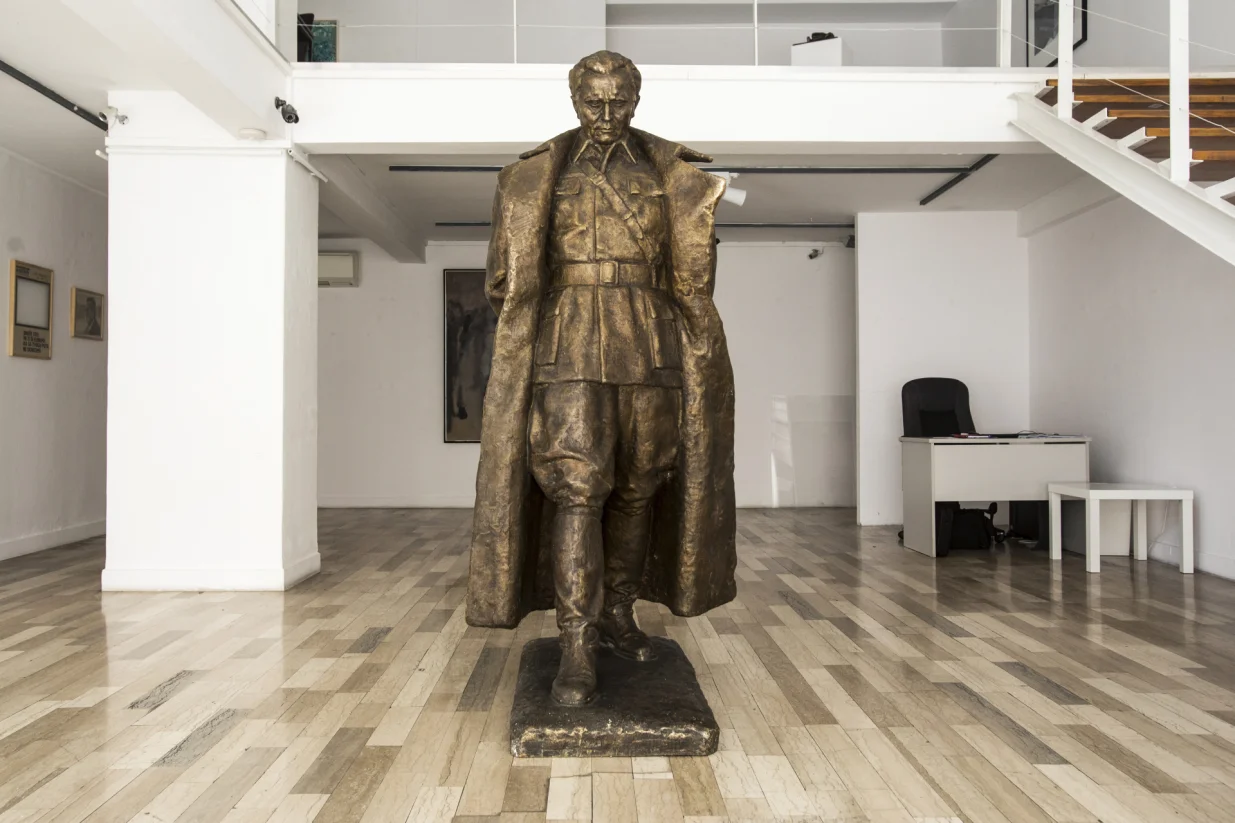 Foto © Mario KuceraPostav izlozbe Sjecanje na pobjedu - Trg marsala Tita 2025Galerija Forum Zagreb/