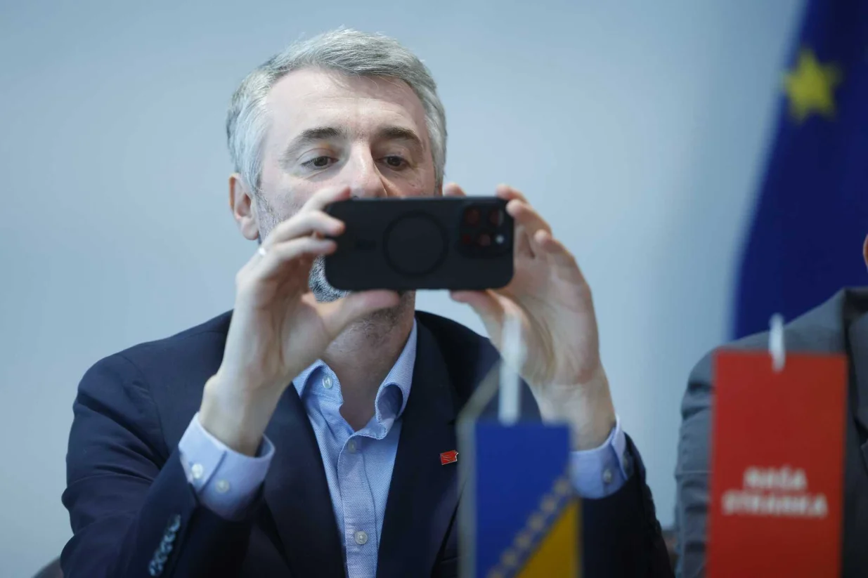 Edin Forto, Sporazum stranaka na nivou države BiH o uspostavi nove koalicije, dvije trojke iz RS i FBiH - SDS, PDP, SDP, NiP, NS, ZPR, te NES, Naprijed, ZNG, zgrada Parlamenta BiH/Damir Deljo/