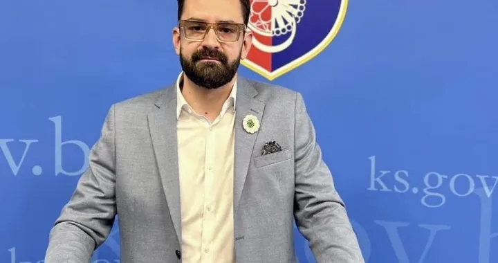 Faruk Selmanović sa cvijetom Srebrenice/Facebook