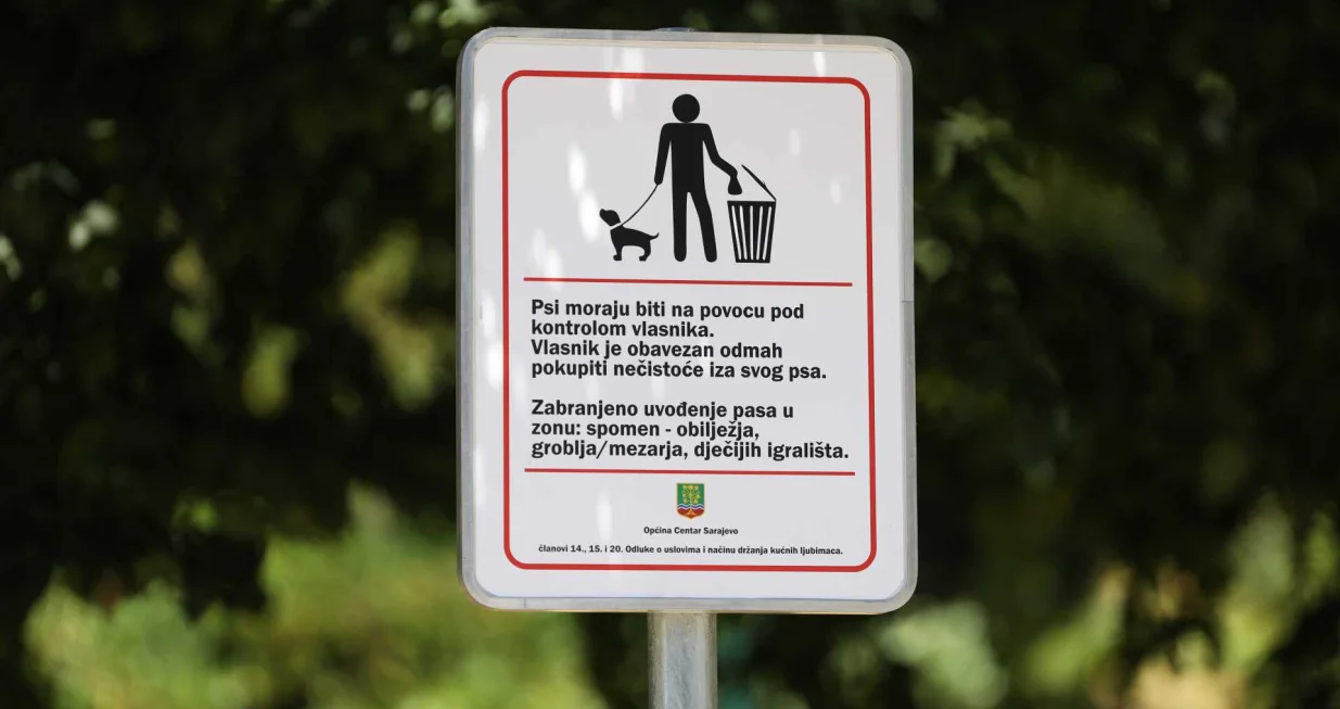 Veliki park, ponašanje kućnih ljubimaca, kućni ljubimci, pravila, vlasnici, Sarajevo, table, psi/Senad Gubelić