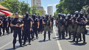 Mesto: BeogradDatum: Mon Jun 30 13:21:29 CEST 2025Dogadjaj: DRUЕ TVO - policija je neЕЎto posle podneva prekinula graД'ansku blokadu Glavne ulicu u Zemunu, graД'ani su ostali okupljeni na trotoarima, a onda je stigla i Еѕandarmerija Fotoreporter: Marko DragoslaviД‡Izvor: FoNet/