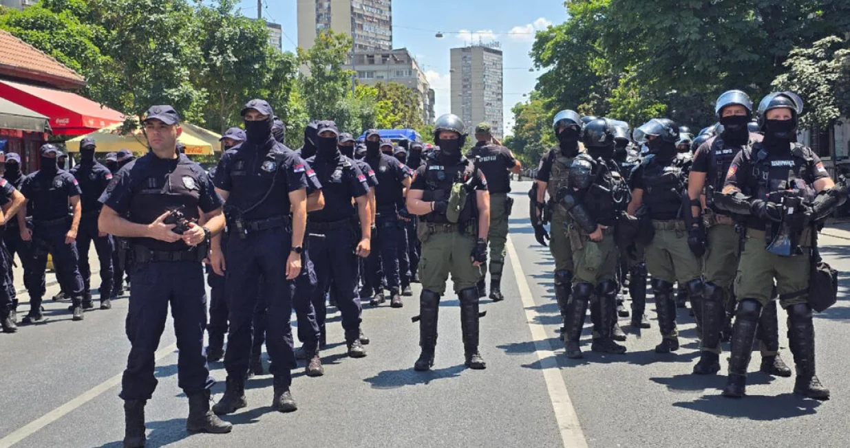Mesto: BeogradDatum: Mon Jun 30 13:21:29 CEST 2025Dogadjaj: DRUЕ TVO - policija je neЕЎto posle podneva prekinula graД'ansku blokadu Glavne ulicu u Zemunu, graД'ani su ostali okupljeni na trotoarima, a onda je stigla i Еѕandarmerija Fotoreporter: Marko DragoslaviД‡Izvor: FoNet/