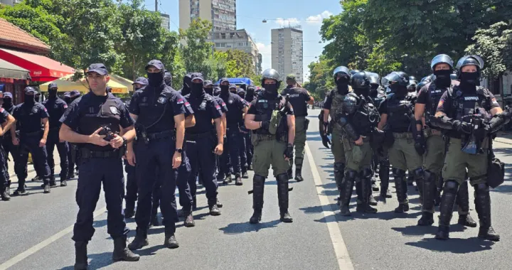 Mesto: BeogradDatum: Mon Jun 30 13:21:29 CEST 2025Dogadjaj: DRUЕ TVO - policija je neЕЎto posle podneva prekinula graД'ansku blokadu Glavne ulicu u Zemunu, graД'ani su ostali okupljeni na trotoarima, a onda je stigla i Еѕandarmerija Fotoreporter: Marko DragoslaviД‡Izvor: FoNet/