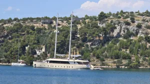 Brač, prljavo more, partijanje, blokada uvale, buka, brod/Morski.hr