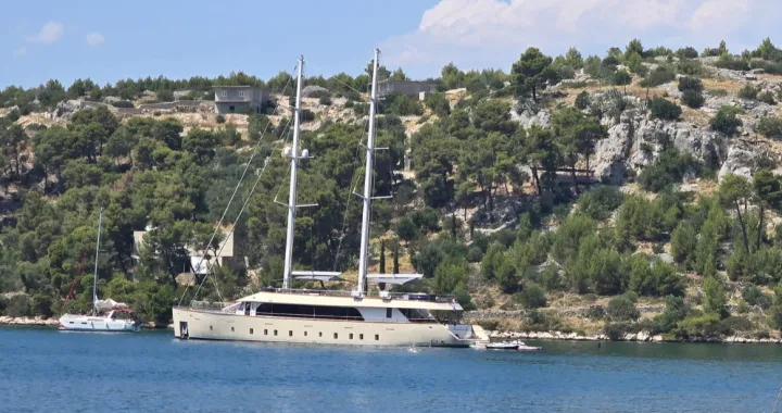 Brač, prljavo more, partijanje, blokada uvale, buka, brod/Morski.hr