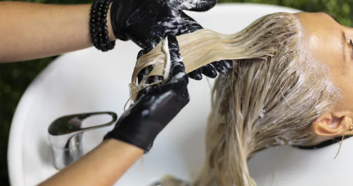 Pravilna njega nakon bojenja kose/Free Pik