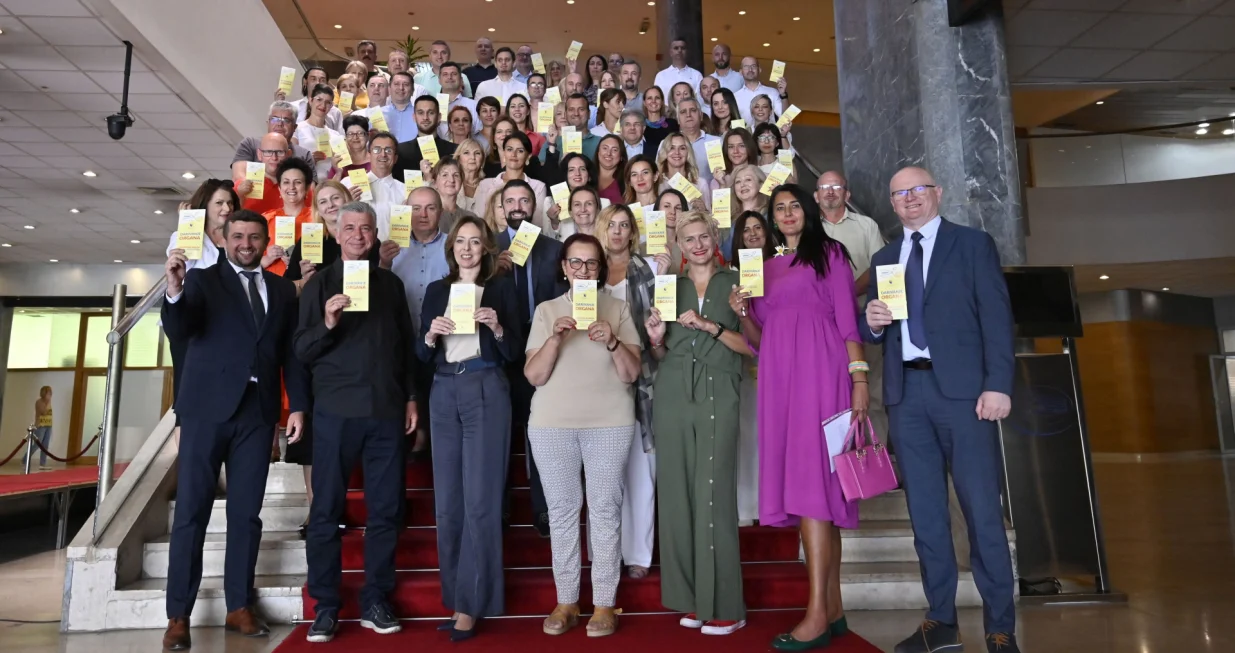 Uposlenici Ministarstva civilnih poslova BiH potpisali donorske kartice/Ministarstvo Civilnih Poslova Bih