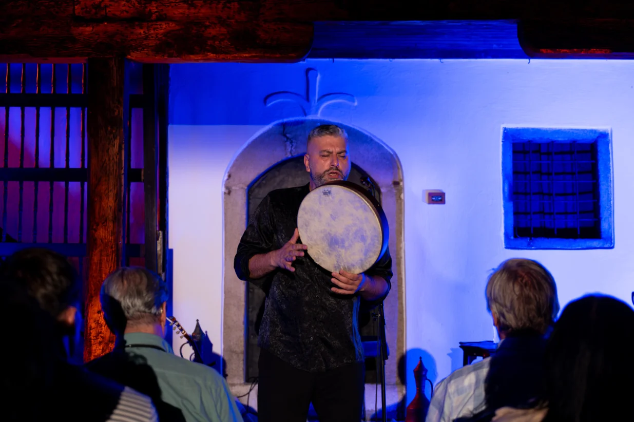 U autentičnom ambijentu Svrzine kuće održan prvi koncert u okviru ljetne koncertne serije "Sevdah Damira Imamovića u Svrzinoj kući"/Enis Avdić