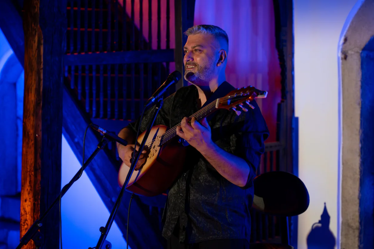 U autentičnom ambijentu Svrzine kuće održan prvi koncert u okviru ljetne koncertne serije "Sevdah Damira Imamovića u Svrzinoj kući"/Enis Avdić