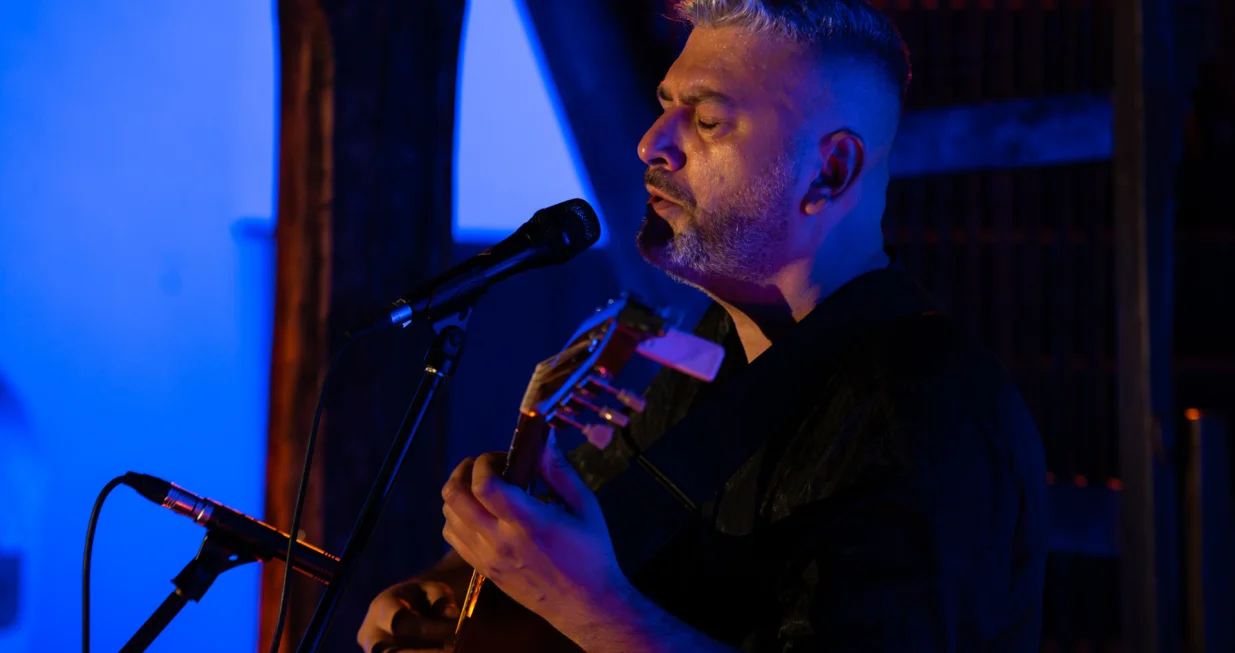 U autentičnom ambijentu Svrzine kuće održan prvi koncert u okviru ljetne koncertne serije "Sevdah Damira Imamovića u Svrzinoj kući"/Enis Avdić