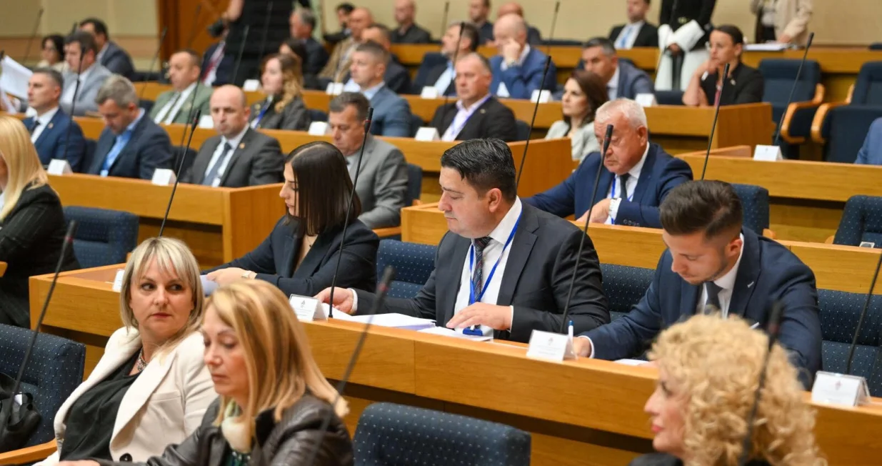 Posebna sjednica Narodne skupštine Republike Srpske zbog veta Željke Cvijanović, angažman EUFOR-a u hapšenju Milorada Dodika/