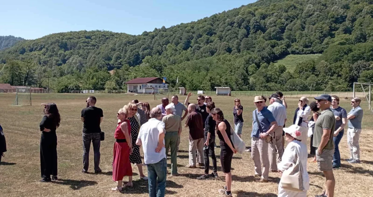 Obilaskom Memorijalnog centra i mezarja u Potočarima te prigodnim predavanjem završena je Međunarodna naučna konferencija "Srebrenica 30 godina poslije genocida: sjećanje, odgovornost i izazovi negiranja"/Selma Aščerić