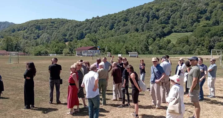 Obilaskom Memorijalnog centra i mezarja u Potočarima te prigodnim predavanjem završena je Međunarodna naučna konferencija "Srebrenica 30 godina poslije genocida: sjećanje, odgovornost i izazovi negiranja"/Selma Aščerić