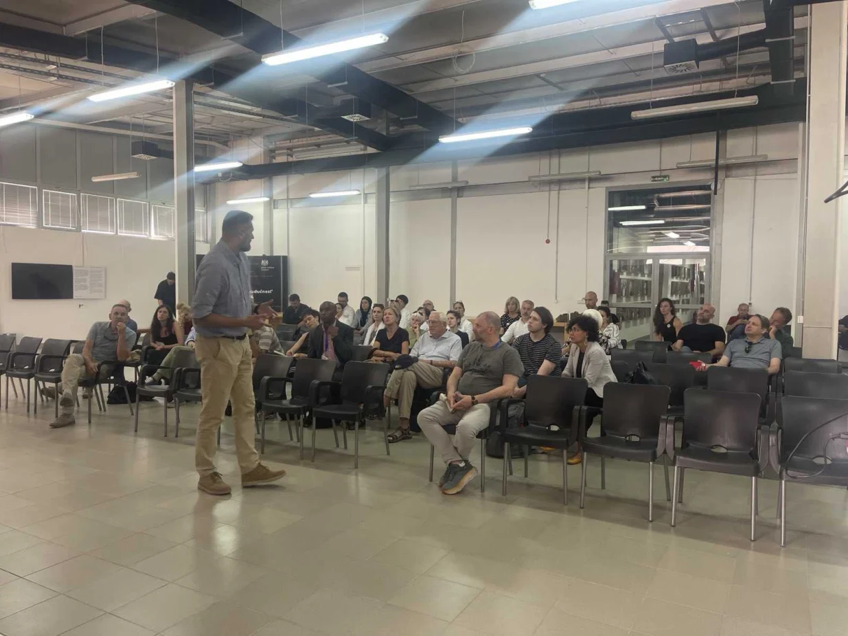 Obilaskom Memorijalnog centra i mezarja u Potočarima te prigodnim predavanjem završena je Međunarodna naučna konferencija "Srebrenica 30 godina poslije genocida: sjećanje, odgovornost i izazovi negiranja"/Selma Aščerić