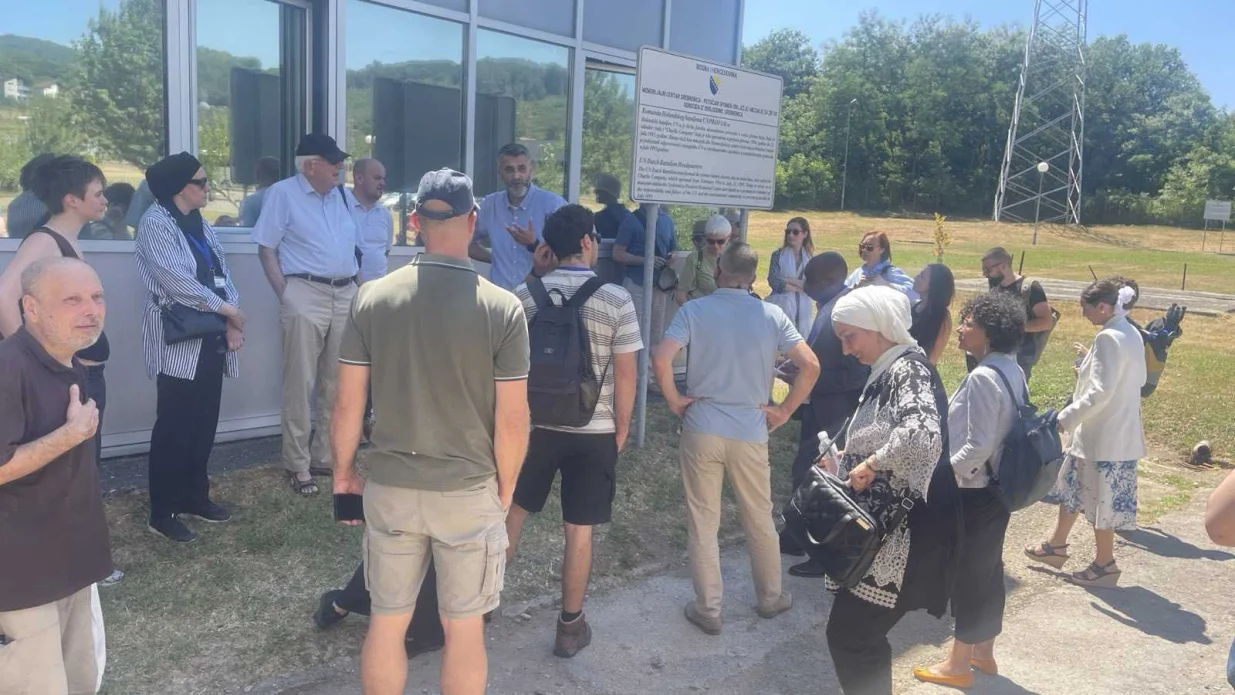 Obilaskom Memorijalnog centra i mezarja u Potočarima te prigodnim predavanjem završena je Međunarodna naučna konferencija "Srebrenica 30 godina poslije genocida: sjećanje, odgovornost i izazovi negiranja"/Selma Aščerić