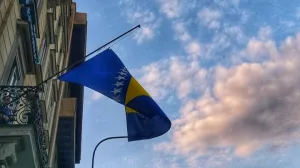 zastava na pola koplja/