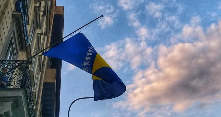 zastava na pola koplja/