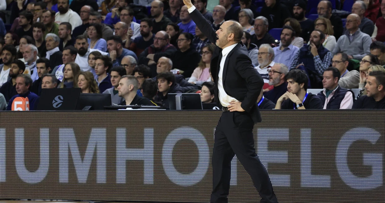 epa10355854 Real Madrid's head coach Chus Mateo reacts during the EuroLeague basketball match between Real Madrid and AS Monaco held at Wizink Center arena, in Madrid, central Spain, 08 December 2022. EPA/ZIPI