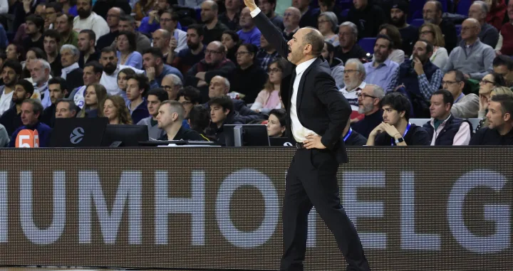 epa10355854 Real Madrid's head coach Chus Mateo reacts during the EuroLeague basketball match between Real Madrid and AS Monaco held at Wizink Center arena, in Madrid, central Spain, 08 December 2022. EPA/ZIPI