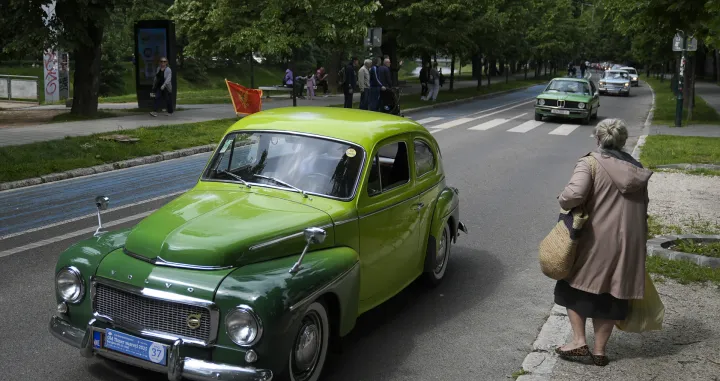 Sarajevo, BiH - 10. maj 2025:Gradske ulice Sarajeva ovog vikenda pretvorile su se u pravu vremensku masinu, zahvaljujuД‡i 23. izdanju MeД'unarodnog susreta old timera, jednom od najprestiЕѕnijih dogaД'aja za ljubitelje starih automobila u regionu. Na ovogodisnjoj manifestaciji, koja je okupila desetine entuzijasta iz cijelog regiona, predstavljen je ЕЎirok spektar retro vozila - od raskoЕЎnih limuzina do sportskih modela kolekcionara i ljubitelja starih automobila. (SamД±r JordamovД±c - Anadolu Agency)/