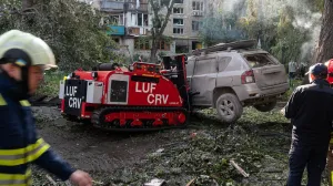 KIJEV, UKRAJINA - 17. JUNI 2025.:Najmanje 15 ljudi je poginulo, a viЕЎe od 100 je povrijeД'eno nakon ЕЎto su ruske snage tokom noД‡i izvele kombinovani napad raketama i dronovima na glavni grad Ukrajine, objavile su lokalne vlasti u utorak, 17. juna.Napadi, koji su poДЌeli uveДЌe 16. juna i nastavili se do ranih jutarnjih sati 17. juna, bili su usmjereni na viЕЎe okruga Kijeva, oЕЎtetivЕЎi stambene zgrade, ЕЎkole i kritiДЌnu infrastrukturu.Ukrajinska DrЕѕavna sluЕѕba za vanredne situacije (DSNS) objavila je da je pogoД'eno 27 lokacija ЕЎirom glavnog grada, a spasioci su uspjeЕЎno evakuisali ljude zarobljene u sruЕЎenim zgradama i ruЕЎevinama.Vlasti su pozvale stanovnike da se pridrЕѕavaju sigurnosnih ograniДЌenja dok se operacije nastavljaju. (Danylo Antoniuk - Anadolu Agency)/