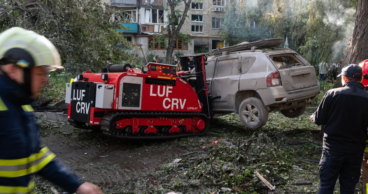 KIJEV, UKRAJINA - 17. JUNI 2025.:Najmanje 15 ljudi je poginulo, a viЕЎe od 100 je povrijeД'eno nakon ЕЎto su ruske snage tokom noД‡i izvele kombinovani napad raketama i dronovima na glavni grad Ukrajine, objavile su lokalne vlasti u utorak, 17. juna.Napadi, koji su poДЌeli uveДЌe 16. juna i nastavili se do ranih jutarnjih sati 17. juna, bili su usmjereni na viЕЎe okruga Kijeva, oЕЎtetivЕЎi stambene zgrade, ЕЎkole i kritiДЌnu infrastrukturu.Ukrajinska DrЕѕavna sluЕѕba za vanredne situacije (DSNS) objavila je da je pogoД'eno 27 lokacija ЕЎirom glavnog grada, a spasioci su uspjeЕЎno evakuisali ljude zarobljene u sruЕЎenim zgradama i ruЕЎevinama.Vlasti su pozvale stanovnike da se pridrЕѕavaju sigurnosnih ograniДЌenja dok se operacije nastavljaju. (Danylo Antoniuk - Anadolu Agency)/