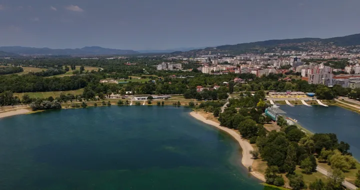25.06.2025. Zagreb - Rekreacijsko sportski centar Jarun prostire se na 240 hektara od cega 30% otpada na vodene povrsine.Cine ga regatna staza duga 2250 m i dva jezera - Veliko i Malo, te sest otoka: Otok Univerzijade, Otok Tresnjevka, Otok Veslaca, Otok Hrvatske mladezi, Otok Divljine i Otok Ljubavi. Uz obale Jarunskih jezera uredjeno je 2500 metara sljuncanih plaza, a cijeli prostor rekreacijsko-sportskog centra povezan je kilometrima pjesackih i biciklistickih staza.Vazan visenamjenski rekreacijsko-sportski centar grada Zagreba na jugu omedjen je rijekom Savom, a s ostalih strana okruzuju ga gradska naselja Staglisce, Jarun, Vrbani i Precko. Photo: Igor Kralj/PIXSELL/Igor Kralj/pixsell