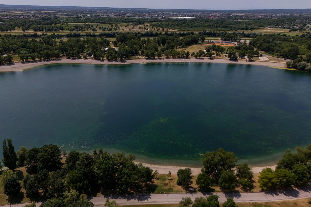 25.06.2025. Zagreb - Rekreacijsko sportski centar Jarun prostire se na 240 hektara od cega 30% otpada na vodene povrsine.Cine ga regatna staza duga 2250 m i dva jezera - Veliko i Malo, te sest otoka: Otok Univerzijade, Otok Tresnjevka, Otok Veslaca, Otok Hrvatske mladezi, Otok Divljine i Otok Ljubavi. Uz obale Jarunskih jezera uredjeno je 2500 metara sljuncanih plaza, a cijeli prostor rekreacijsko-sportskog centra povezan je kilometrima pjesackih i biciklistickih staza.Vazan visenamjenski rekreacijsko-sportski centar grada Zagreba na jugu omedjen je rijekom Savom, a s ostalih strana okruzuju ga gradska naselja Staglisce, Jarun, Vrbani i Precko. Photo: Igor Kralj/PIXSELL/Igor Kralj/pixsell