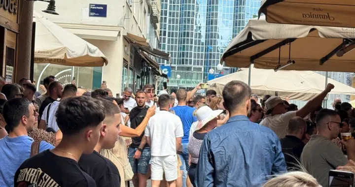 Zagrijavanje za koncert Marka Perkovića Thompsona u Zagrebu, centar Zagreba, fanovi, pjevanje/Index.hr