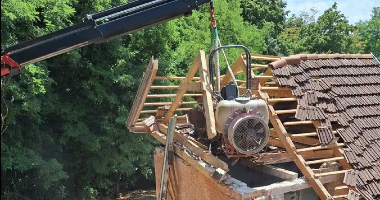 vatrogasci s krova skidali traktor Facebook/Facebook