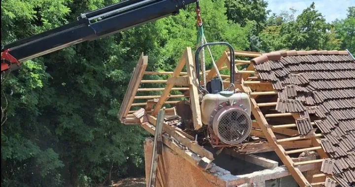 vatrogasci s krova skidali traktor Facebook/Facebook