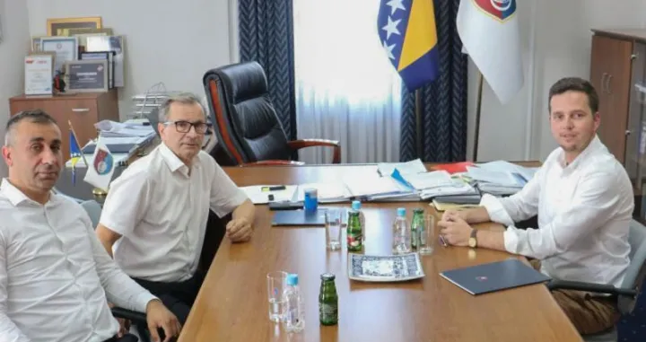 Premijer KS-a Nihad Uk, Hamdija Fejzić i direktor Ureda Vlade KS za Srebrenicu Mirza Ibrahimović, donacija za obilježavanje 30. godišnjice genocida/Vlada Ks