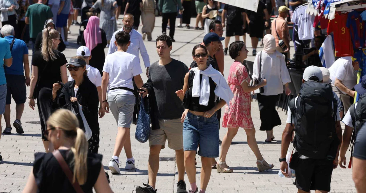 Prvi dan ljeta 2025. u Sarajevu, građani i turisti na ulicama/Senad Gubelić