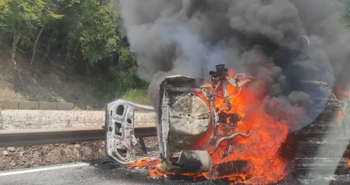 Automobil se zapalio kod Semizovca, gužva, kolona, ima povrijeđenih, nesreća/Viber
