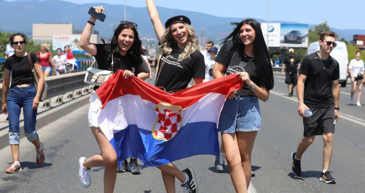 05.07.2025., Zagreb - Obozavatelji idu prema fan zoni na Bundeku gdje ce cekati ulazak u koncertni prostor na Hipodromu. Photo: Robert Anic/PIXSELL/Robert Anic/pixsell