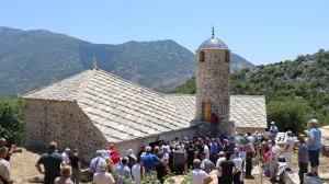 U prisustvu nekoliko stotina vjernika, u Kotezima kod Trebinja danas je svečano otvorena obnovljena džamija, koja će uz ime osnivača Muje Kotezlije, od sada nositi i naziv Hafizova džamija, prema želji novih vakifa – hafiza prof. dr. Farisa Gavrankapetanovića i njegove supruge dr. Alme Gavrankapetanović./