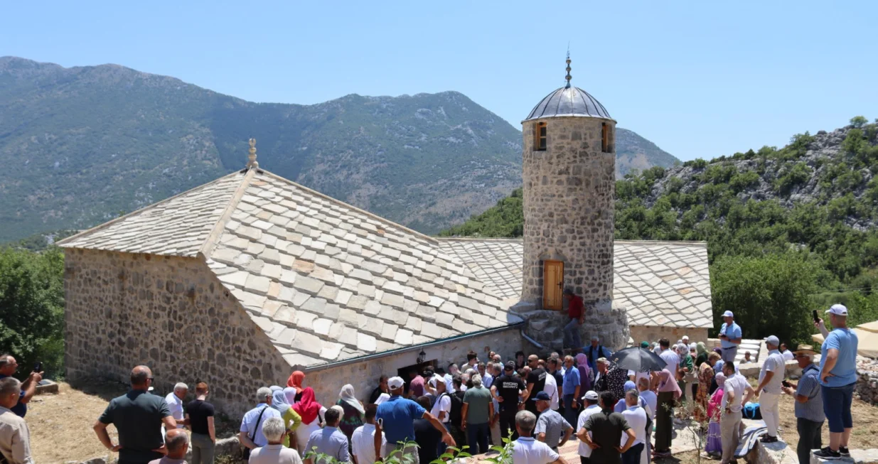 U prisustvu nekoliko stotina vjernika, u Kotezima kod Trebinja danas je svečano otvorena obnovljena džamija, koja će uz ime osnivača Muje Kotezlije, od sada nositi i naziv Hafizova džamija, prema želji novih vakifa – hafiza prof. dr. Farisa Gavrankapetanovića i njegove supruge dr. Alme Gavrankapetanović./